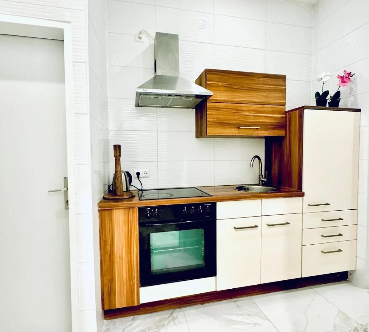 3Br Apartment 10-Min To Kaufpark Alterlaa Vienna
